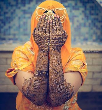 Beautiful back mehendi design for the bride-to-be 