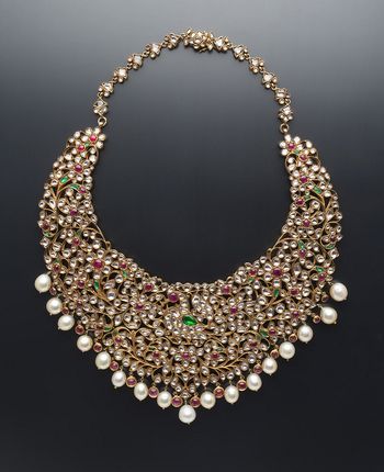 Photo of bridal necklace with pearls