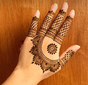 Checkered Finger Mehendi design with a semi-circular pattern at the back of the hand.