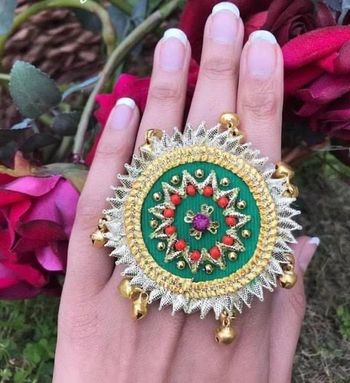 Gota rings as favours for guests.