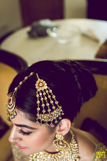 Bride wearing Kundan jhoomer