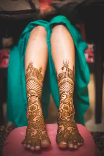 Minimalistic feet mehendi design for brides