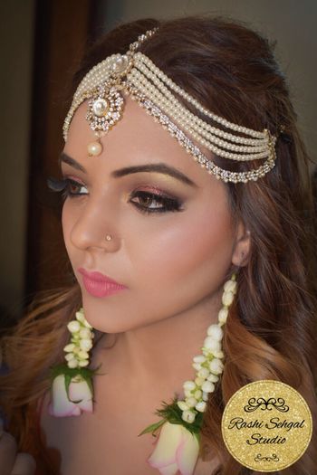 Multi-layered pearl and kundan mathapatti with floral earrings 
