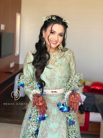 Bride holding babys breath dupatta 