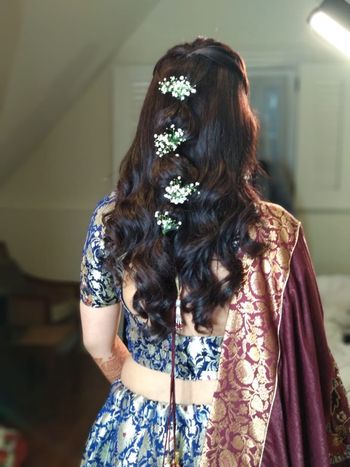 A bride flaunting her soft curls with hair 