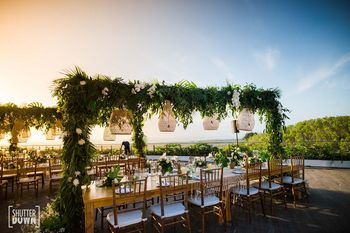 long intimate dinner setting decor idea