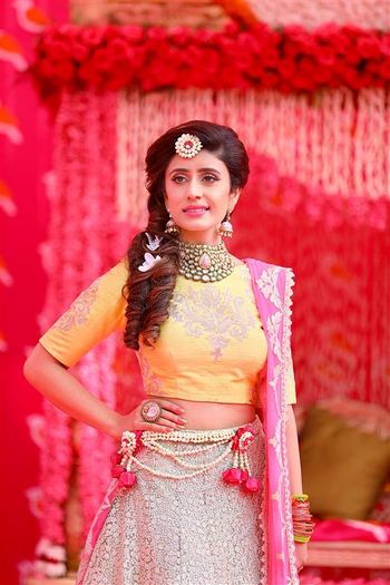 Photo of bridal mehendi look with side braid