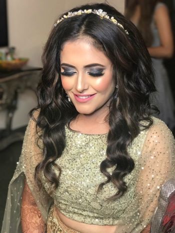 Loose wavy hair with floral hairband