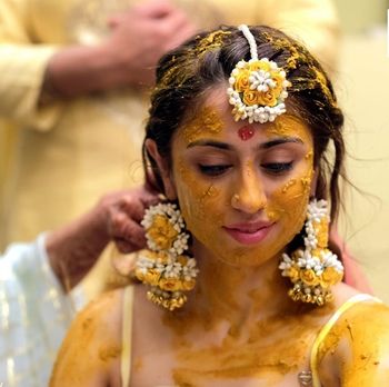Photo of dry mehendi floral jewellery in yellow and white