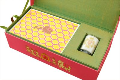 Photo of candle as wedding favors