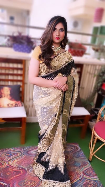 She killed the look in black saree