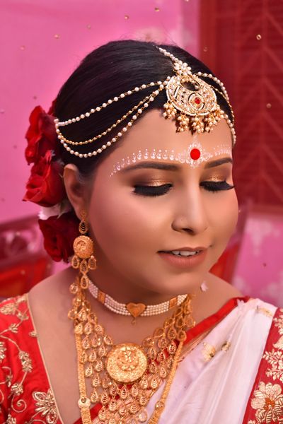 Smokey Bridal look in a traditional style