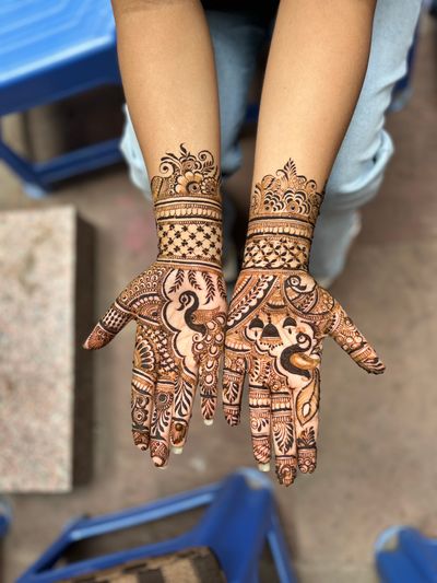 3-D Mehndi artist