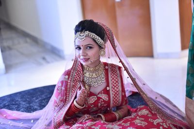 Royal and elegant look for this bride.