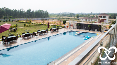 Swimming Pool & Outdoor Dining