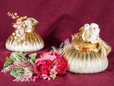 Anniversary gifts and invitations 