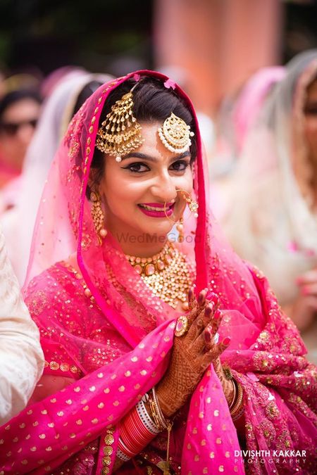 Sikh bride in fuschia pink with maang tikka