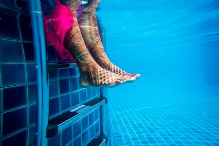 Bridal mehendi feet photography idea in pool