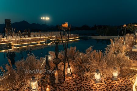 Rustic decor with leopard print elements and lamps for a pre-wedding outdoor event