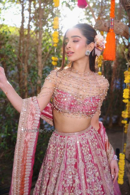 Gorgeous mirror work detailing for this bustier style pink blouse for the mehendi and glass skin makeup look