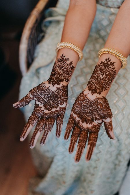 Minimalist mehendi design for a bride to be
