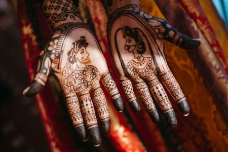 minimal mehendi on bride's hands