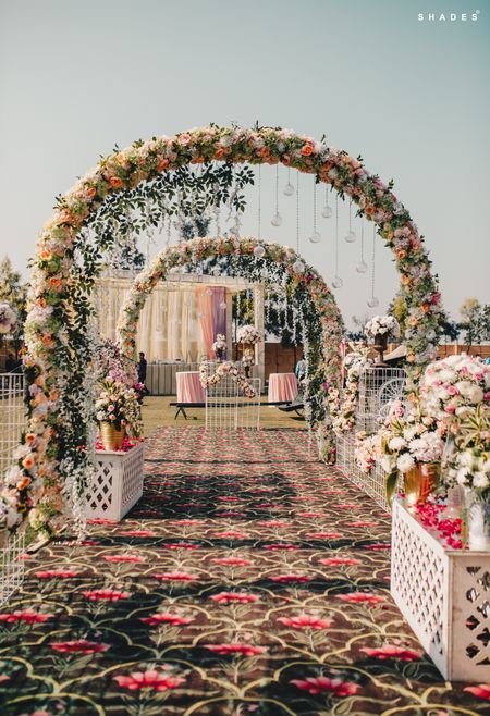 Stunning floral entrance decor idea. 