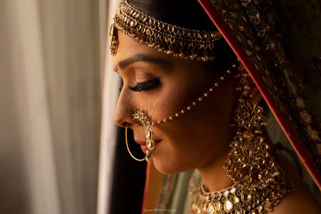 Bride side shot wearing nath mathapatti