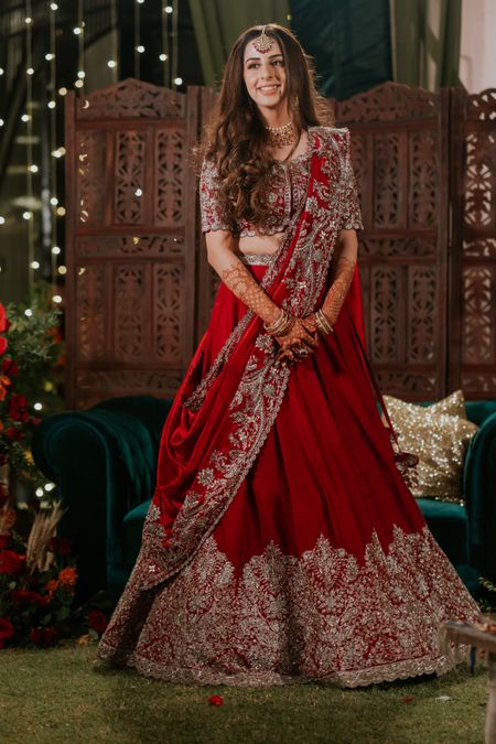 bride in red lehenga with golden embroidery 
