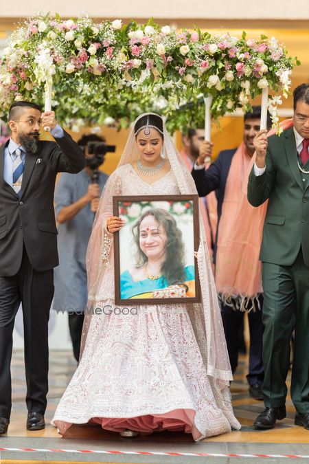 The bride walked in with her mother's photo in loving memory of her
