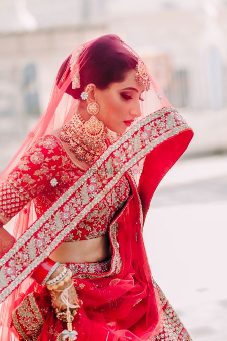 beautiful bridal portrait idea with the red dupatta as veil