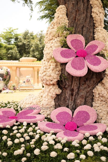 Statement floral decor with different shades of pink for an outdoor event 