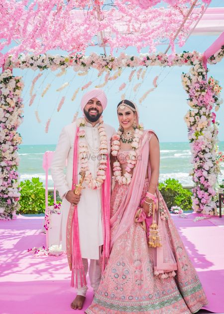 Just married, the couple in coordinated outfits in shades of pink and white! 