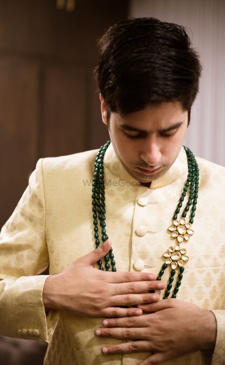 Contrasting groom necklace