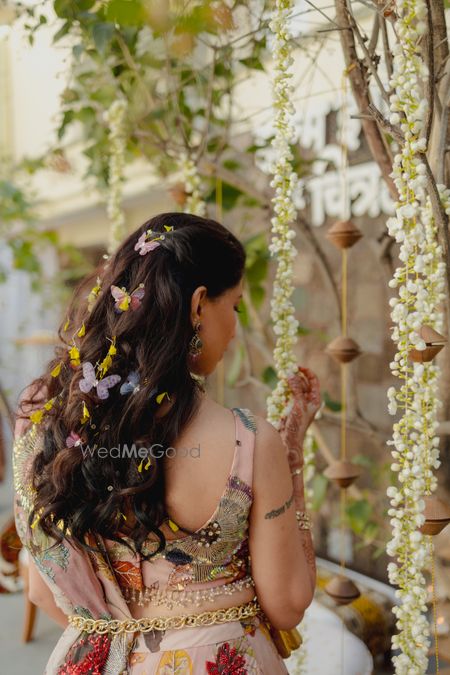 Gorgeous open hairstyle for the mehendi with butterflies in the hairdo