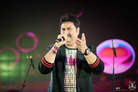 Photo of Kumar Sanu Performing at Sangeet Onstage
