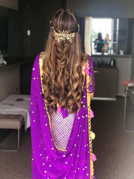 Pretty mehendi hairstyle with wavy hair and accessory