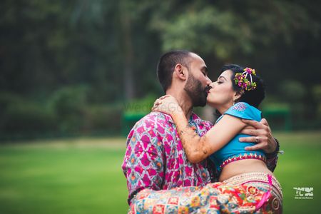 Photo of Mehendi couple portrait with kissing couple