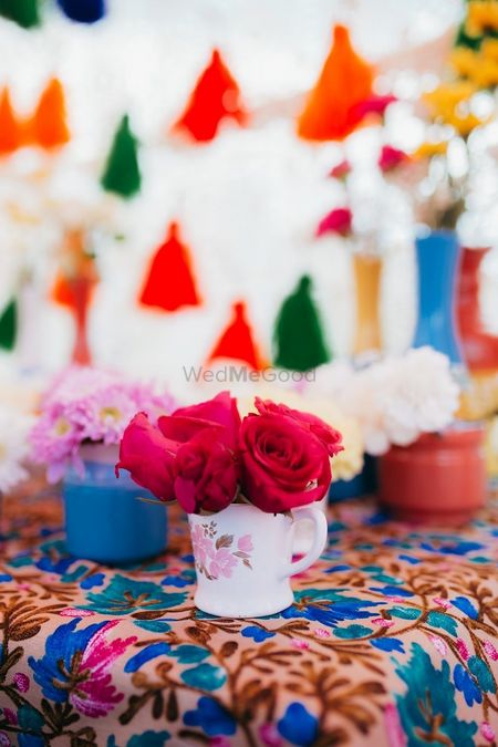 Mehendi decor idea with flowers in teacups