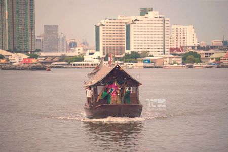 Bride entry on a shikara from across the lake