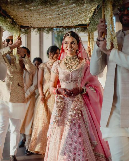 Stunning bridal portrait in a blush pink Anamika Khanna lehenga 