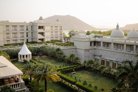 Lovely outdoor wedding against palace wedding backdrop