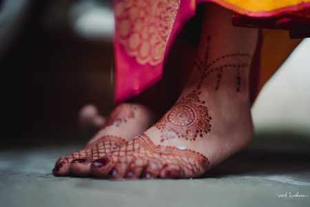Minimalist feet mehendi for the bride 