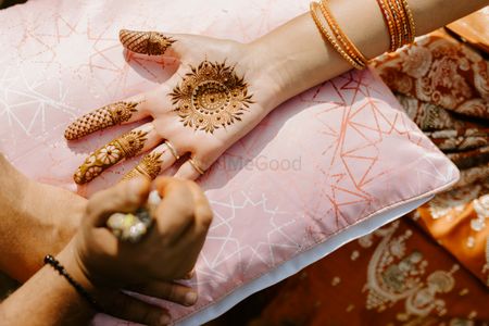 Photo of Simple mehndi design for the brides