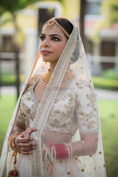 simple bridal look in white lehenga and sheer dupatta