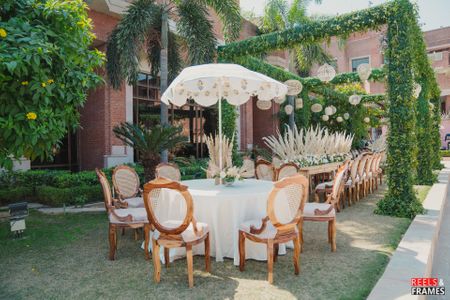 floral table setting for outdoor wedding ceremony
