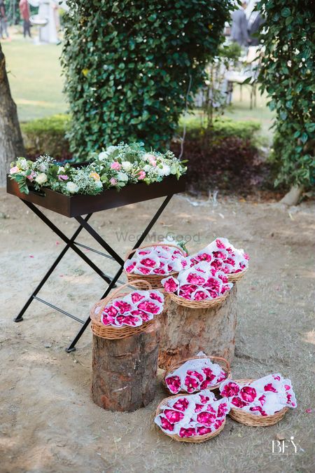 Rose petals in a cone and mini floral bouquets for guests
