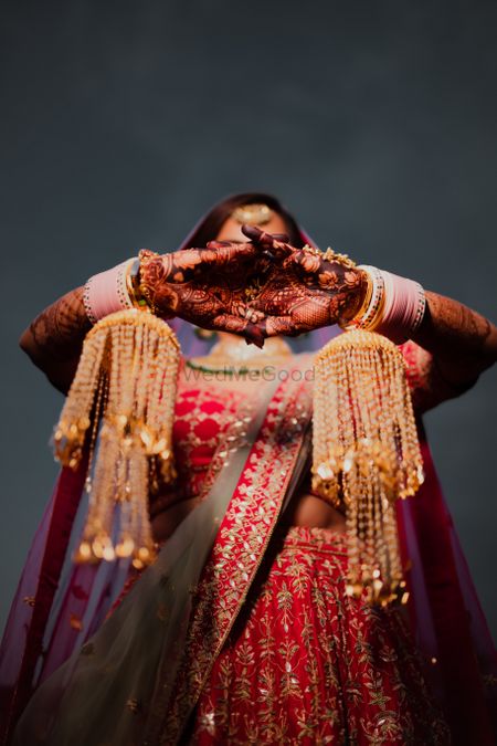 bride showing off her gold coloured kaleere