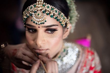  A bride's getting ready right before her pheras 