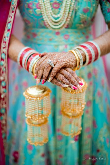 bridal hands close shot with chura and kaleere 